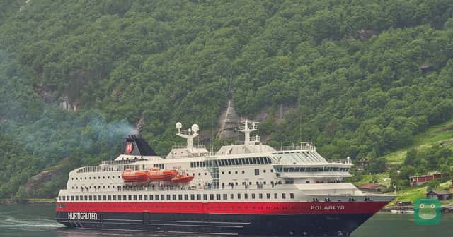 Polarlys departing Geiranger